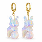 Boucles d’oreilles Lapin ballon nacrées — modèle présenté à anneaux, sur fond blanc
